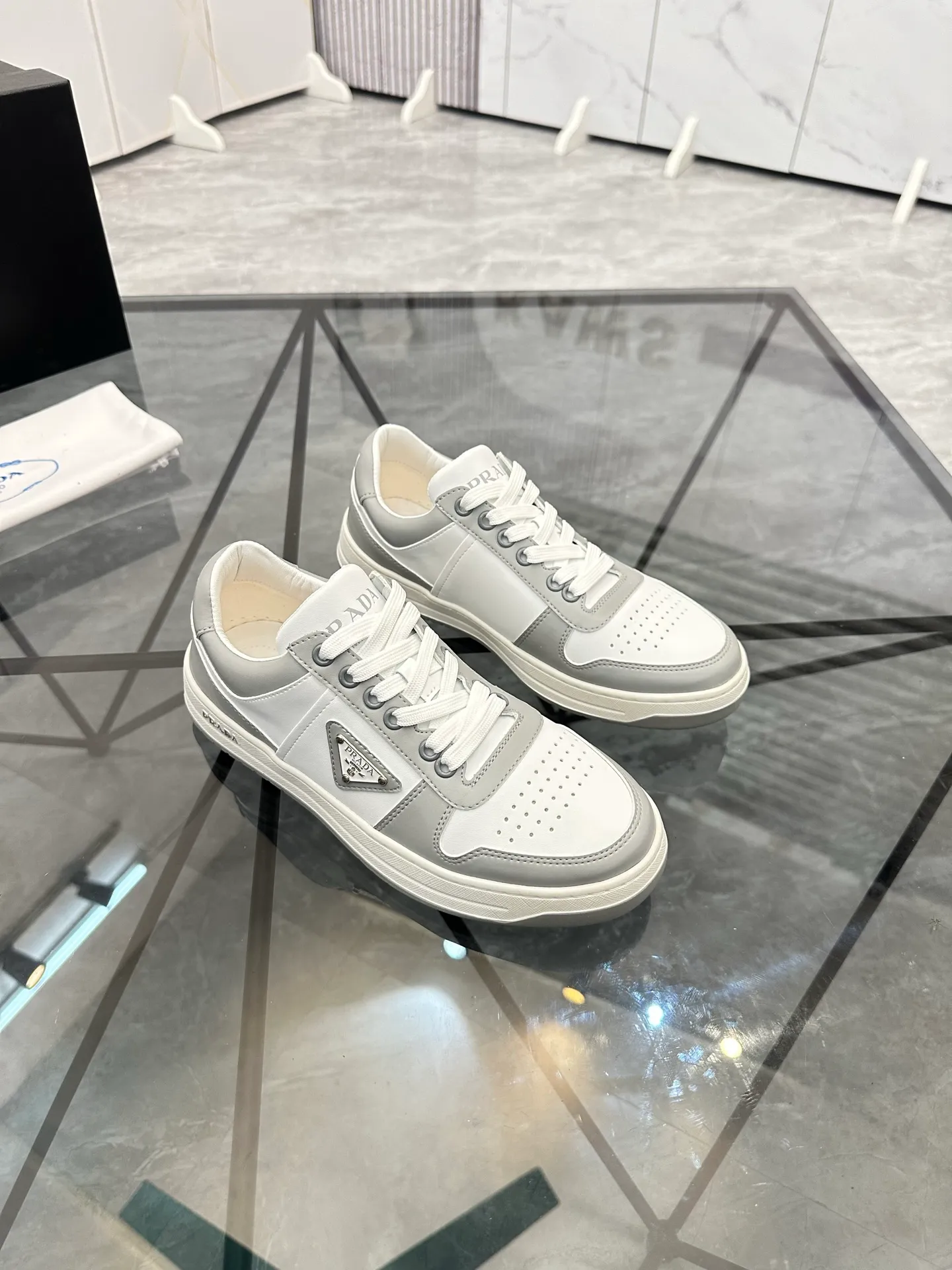 Men's shoes: 💰P400¥ Product trademark: Prada *"Prada*" low-top casual shoes Regular size: 38-44 (can be customized to 45) Product materials: imported cowhide upper, sheepskin lining, original outsole. Number: 020